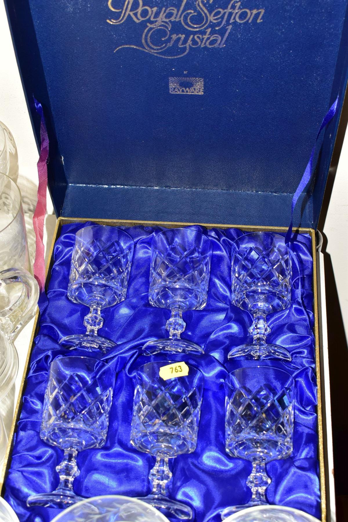 A LARGE COLLECTION OF DRINKING GLASSES, FIVE DECANTERS, A BOXED SET OF ROYAL SEFTON CRYSTAL WINE - Bild 6 aus 7