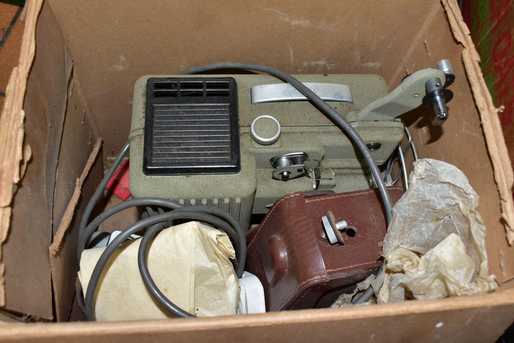 FOUR BOXES AND LOOSE BINOCULARS, RECORD PLAYER, PROJECTORS, AND PHOTOGRAPHIC EQUIPMENT, to include - Bild 5 aus 8