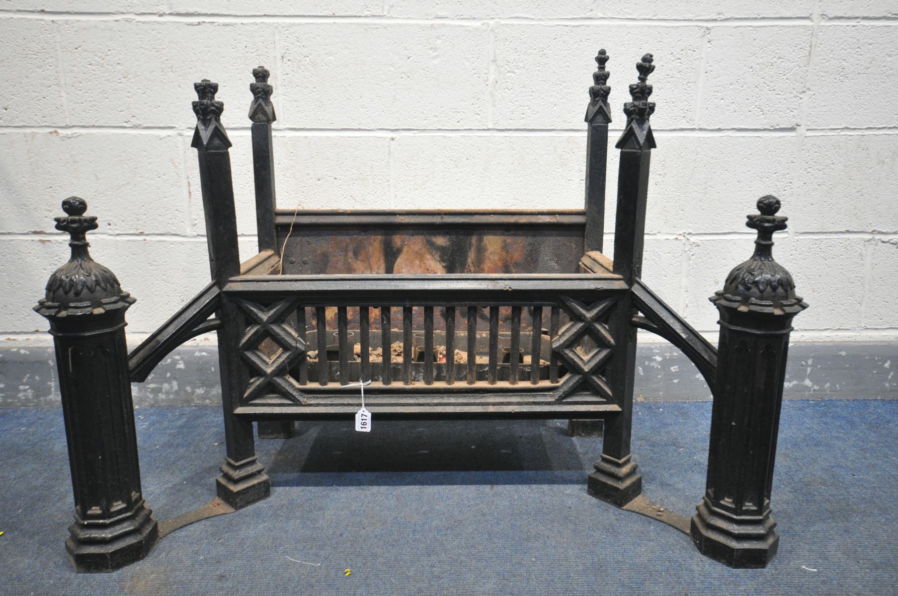 A HEAVY CAST IRON GOTHIC TYPE FIRE GRATE, flanked by andirons width 86cm x depth 55cm x height 76cm - Bild 5 aus 5