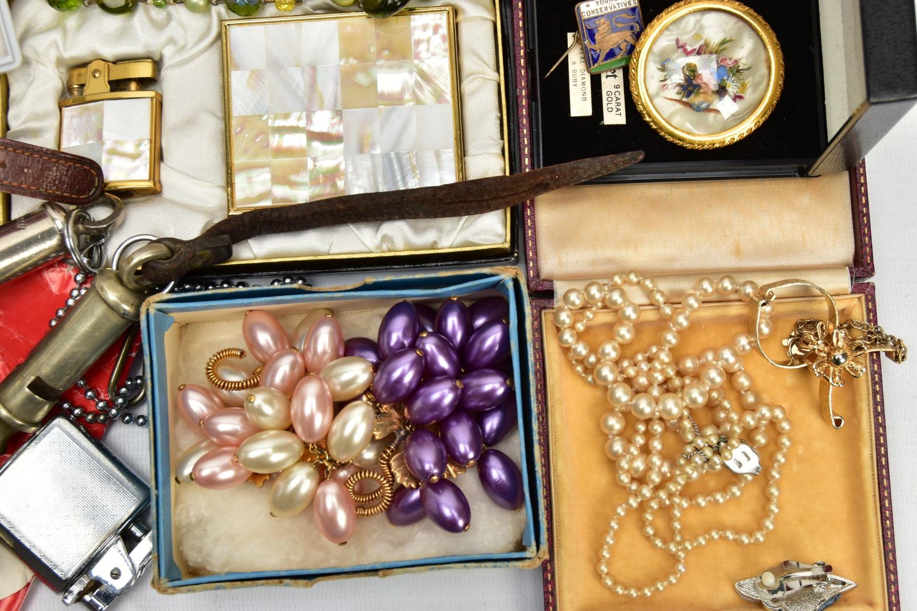 A BOX OF ASSORTED COSTUME JEWELLERY AND OTHER ITEMS, to include small jewellery boxes, beaded - Bild 3 aus 7