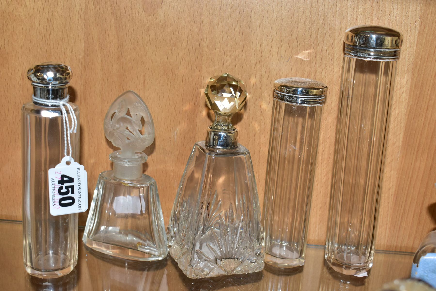 A COLLECTION OF MAINLY EARLY 20TH CENTURY GLASS SCENT BOTTLES AND SIMILAR ITEMS, many with silver - Bild 7 aus 7