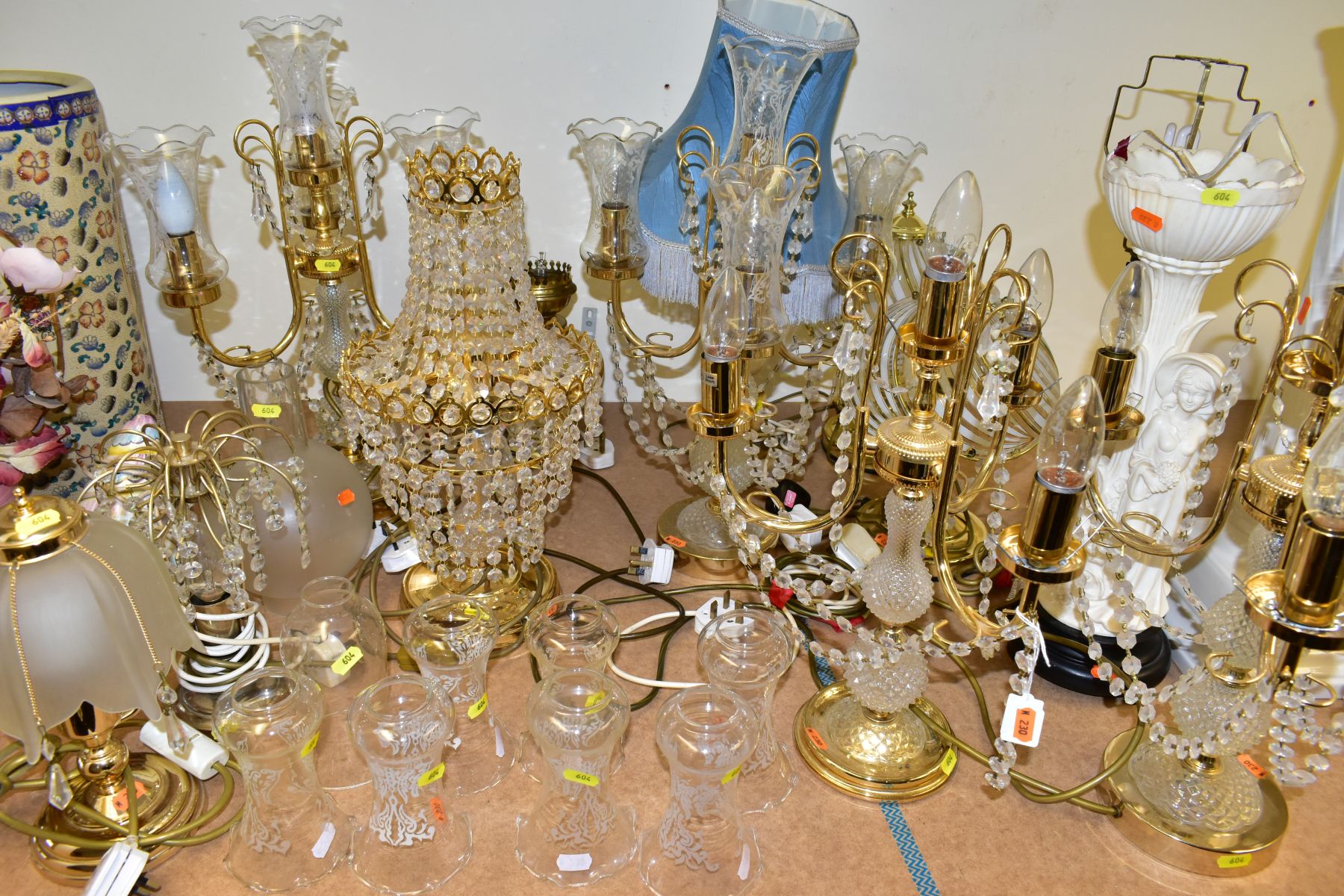 A COLLECTION OF THIRTEEN LAMPS AND THREE FLOORSTANDING VASES including four matching ornate glass - Bild 3 aus 5