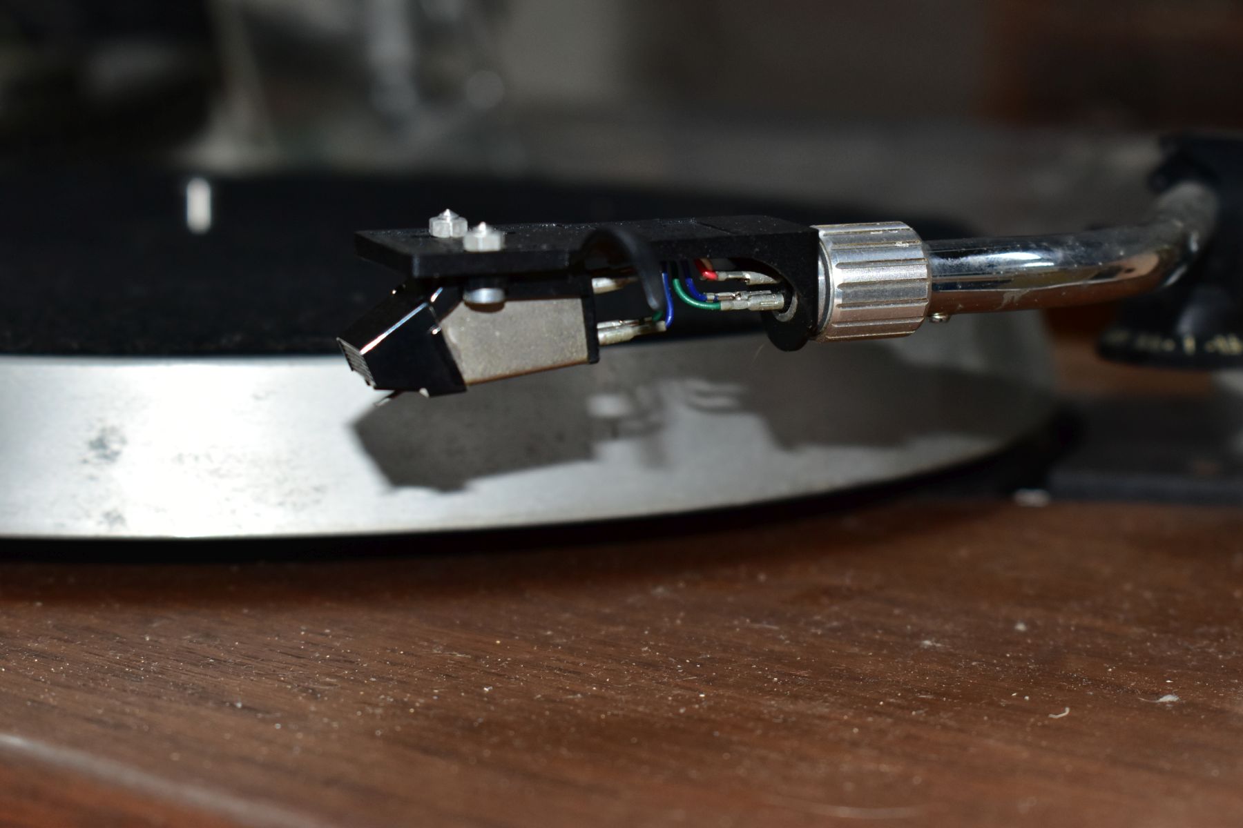 A TELEDYNE ACOUSTIC RESEARCH THE AR TURNTABLE with walnut plinth, two cartridge heads one with an - Bild 5 aus 8