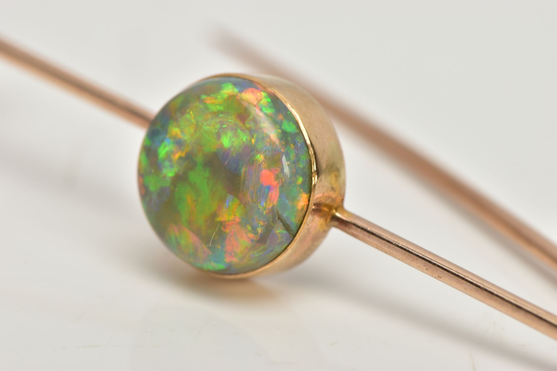 AN OPAL BAR BROOCH, a circular cut opal cabochon, extensive colour play showing flashes of green, - Bild 2 aus 4