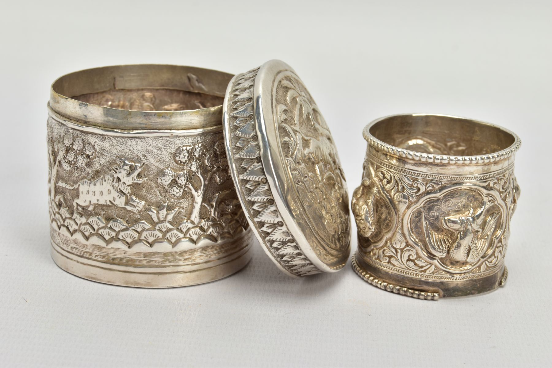TWO EARLY 20TH CENTURY ITEMS, the first an embossed unmarked white metal pot depicting a hunting - Bild 5 aus 5