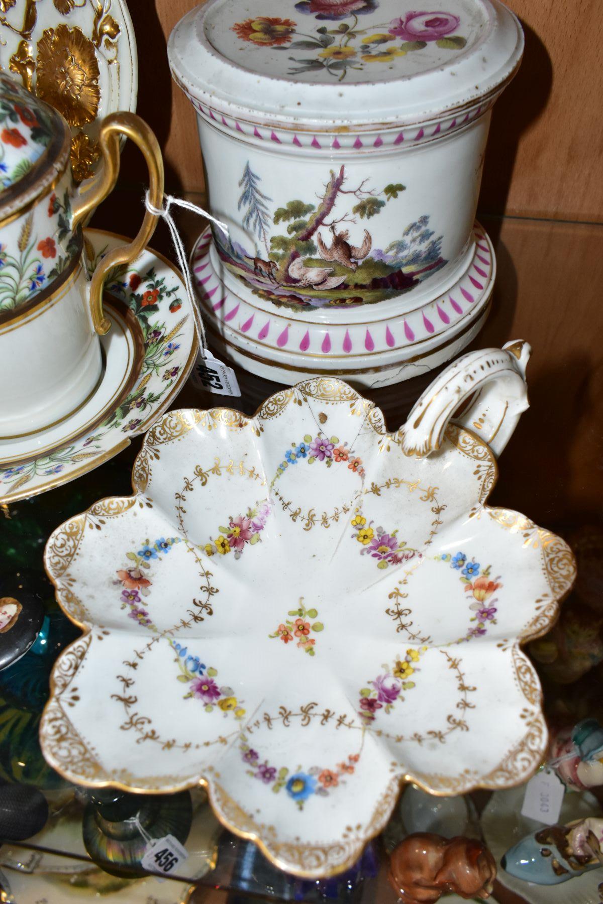 A SMALL GROUP OF 19TH AND EARLY 20TH CENTURY CONTINENTAL PORCELAIN, comprising a 19th century twin - Bild 2 aus 12