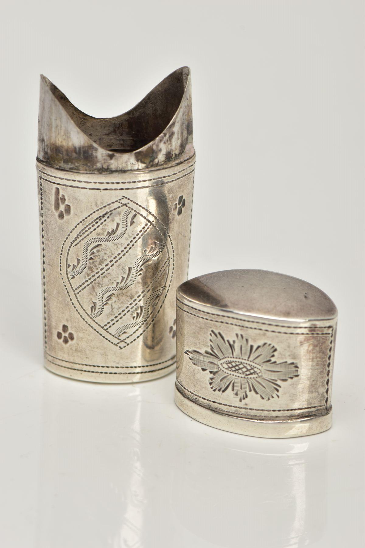 A WHITE METAL NEEDLE/PIN CASE, slightly tapered case engraved with a floral and foliate design, - Bild 3 aus 5