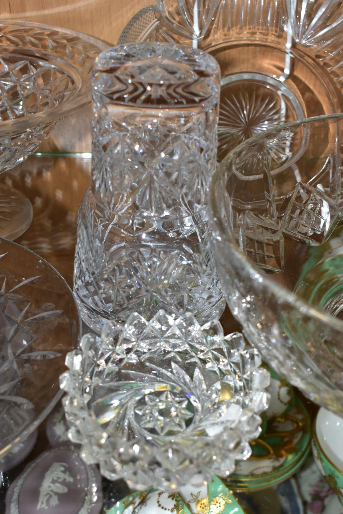 A GROUP OF CUT CRYSTAL AND OTHER GLASSWARES, twenty pieces to include a large Stuart Crystal - Bild 8 aus 11
