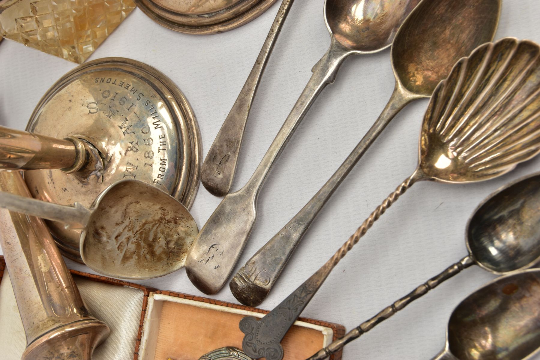 A SELECTION OF SILVER TEASPOONS, AF CANDLESTICKS AND OTHER ITEMS, to include two Georgian kings - Bild 6 aus 8