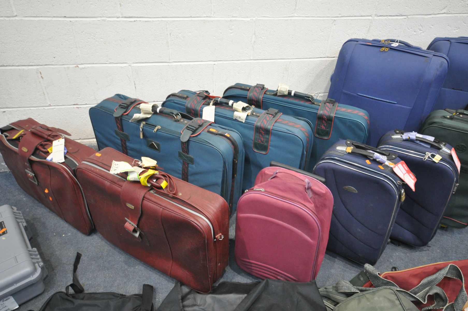 A LARGE SELECTION OF SUITCASES, of various ages and sizes (10+) - Bild 3 aus 4