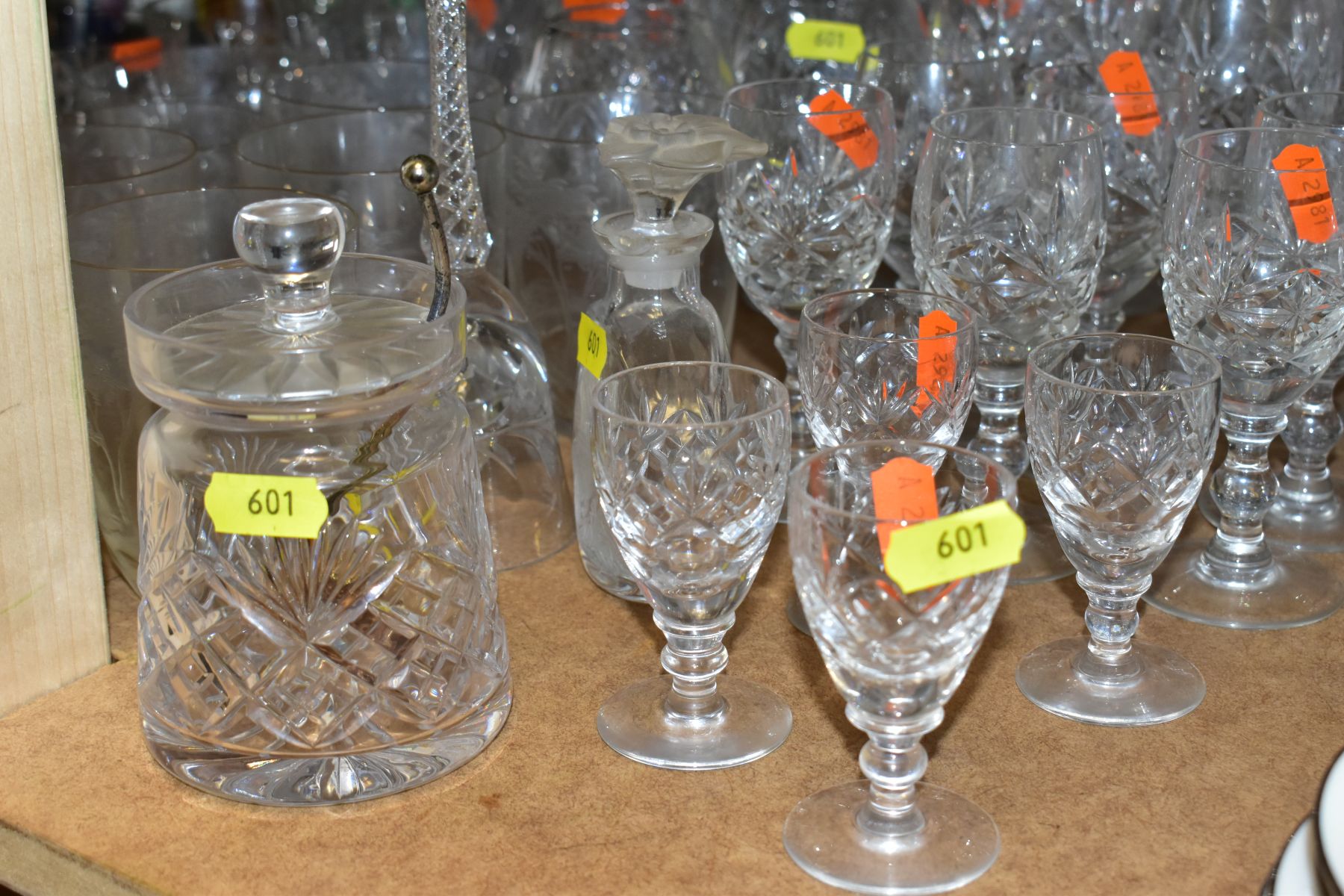 A COLLECTION OF DRINKING GLASSES, ETC to include six small wine, four large wine, various whisky, - Bild 5 aus 6