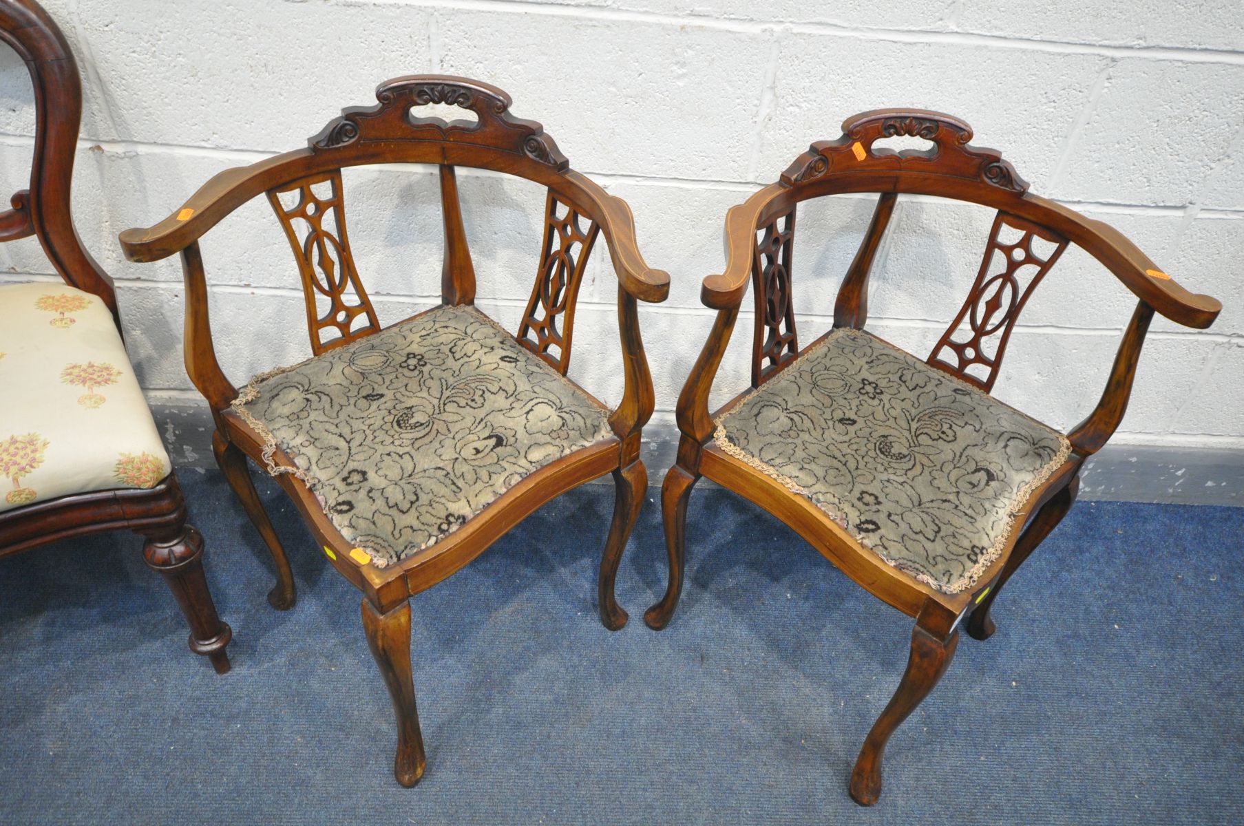 A PAIR OF EDWARDIAN MAHOGANY AND INLAID SPLAT BACK CORNER CHAIRS, on cabriole legs, and a pair of - Bild 2 aus 5