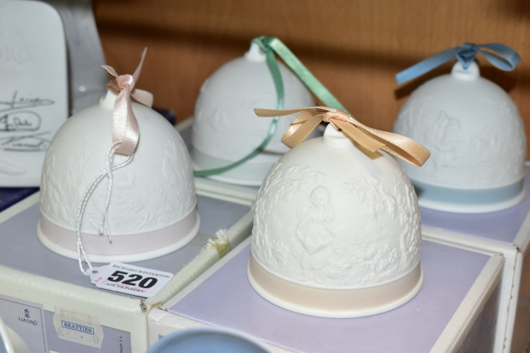 A GROUP OF BOXED LLADRO BELLS, PLATES AND OTHER ITEMS, comprising four bisque porcelain Collectors - Bild 3 aus 6
