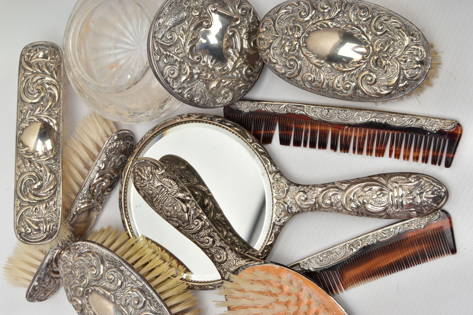 A SILVER VANITY SET, comprising nine items to include a mirror, a molded glass powder bottle, a - Bild 5 aus 6