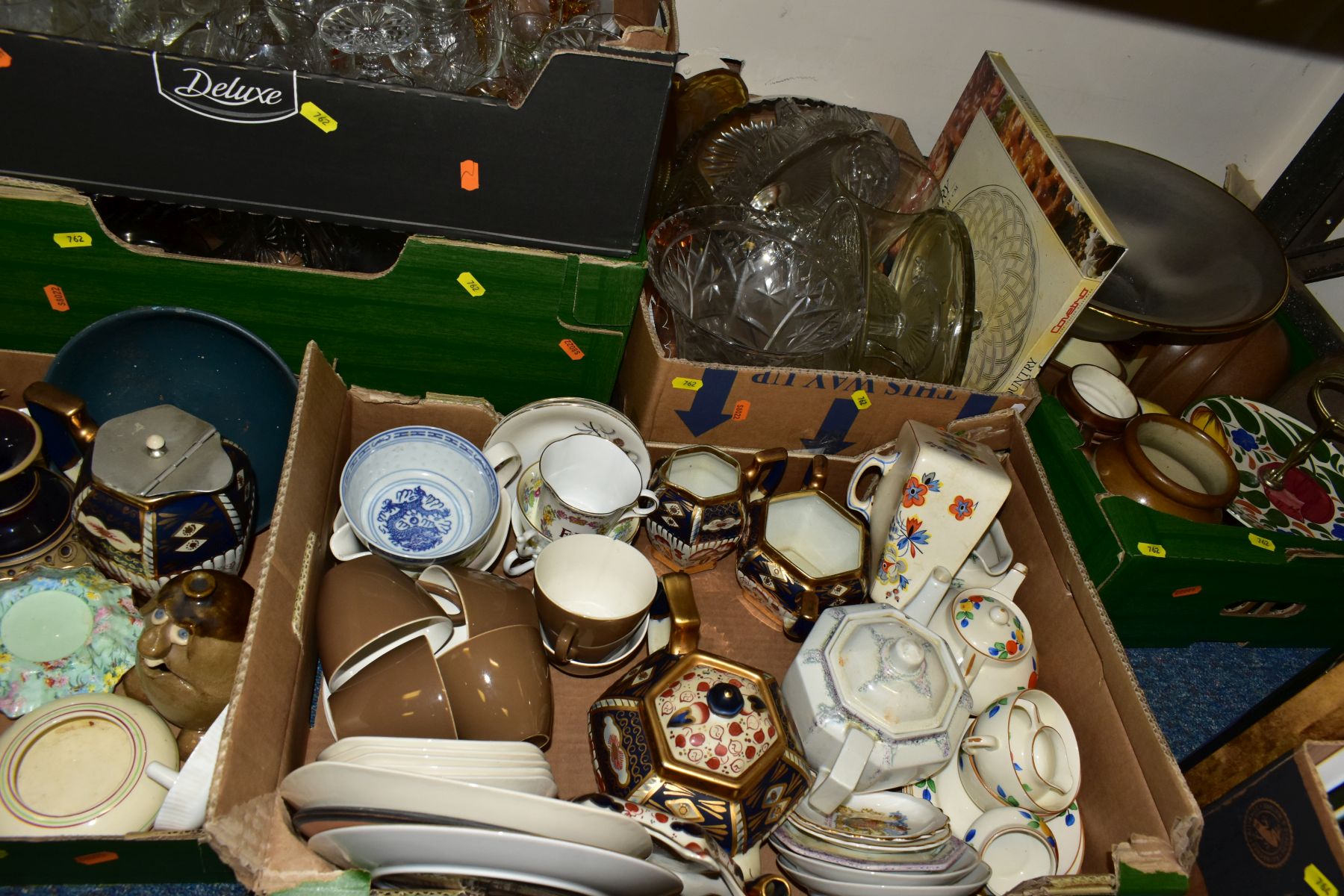 A COLLECTION OF DRINKING GLASSES AND CERAMICS CONSISTING OF A POOLE TEA SET, SIX CUPS, SAUCERS, - Bild 2 aus 10