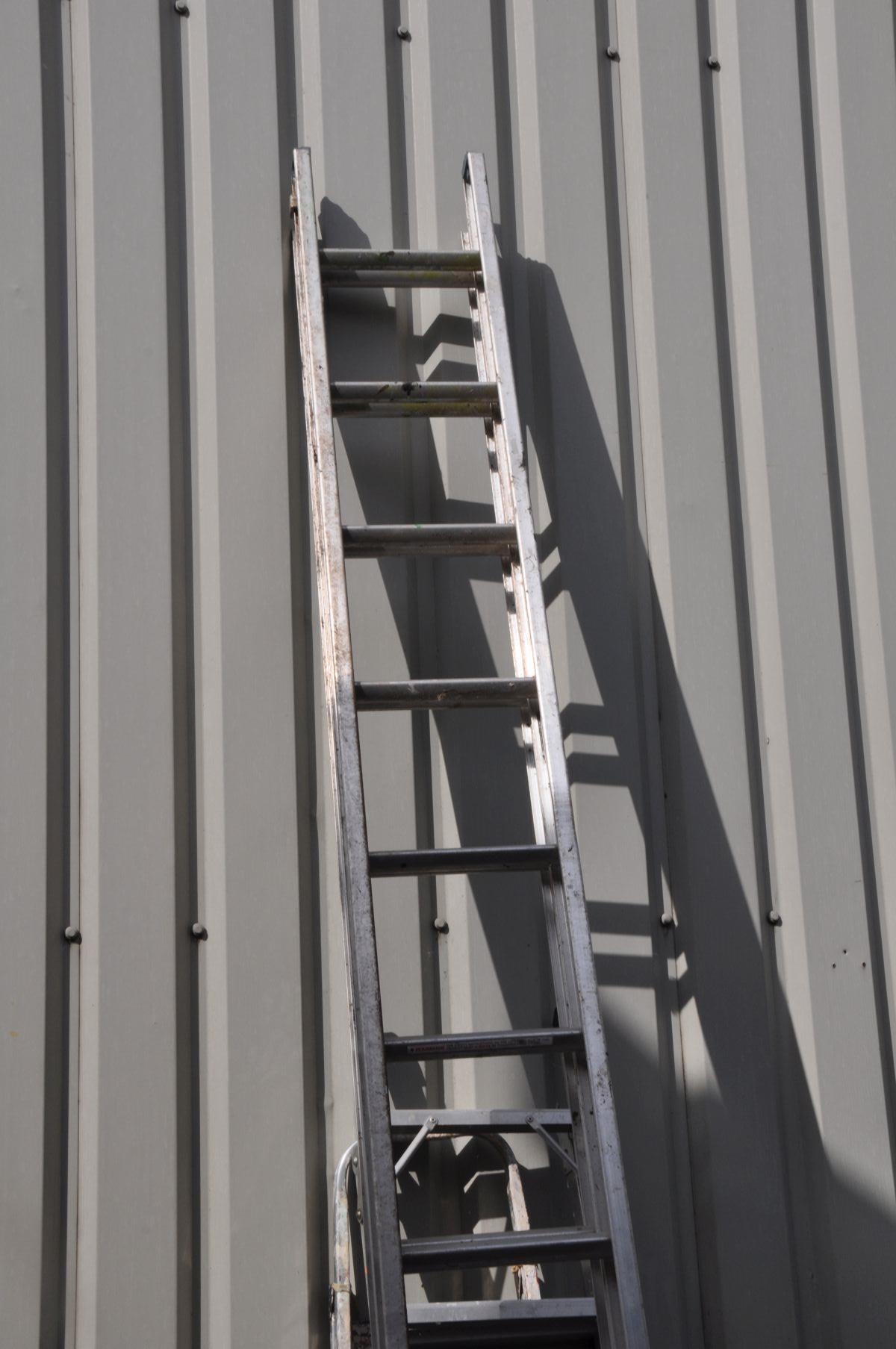 AN ALUMINIUM DOUBLE EXTENTION LADDER, and two aluminium step ladders (3) - Bild 2 aus 3