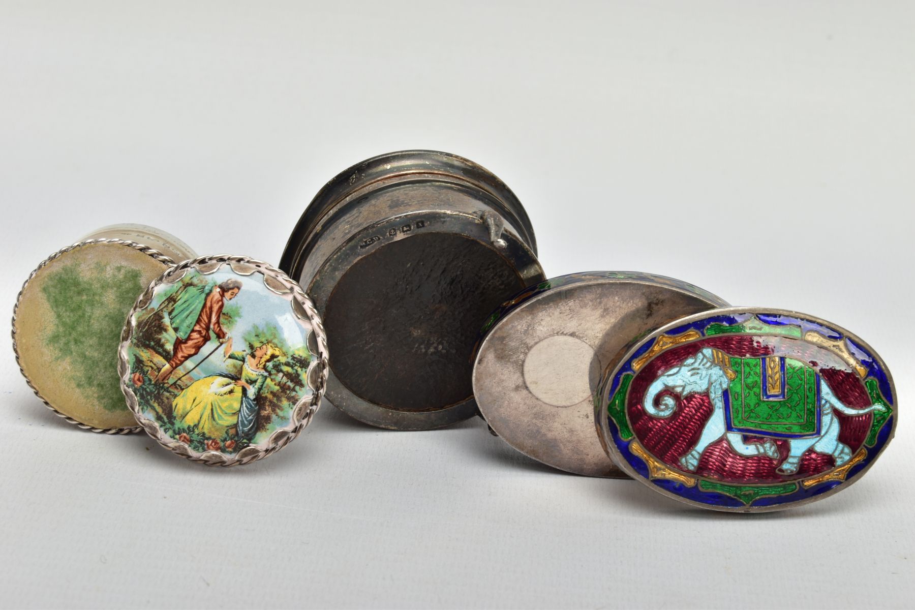THREE TRINKET BOXES, to include a silver and tortoise shell circular trinket, silver inlay swag - Bild 4 aus 4