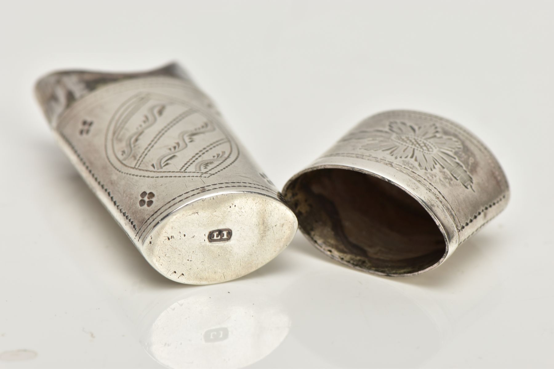 A WHITE METAL NEEDLE/PIN CASE, slightly tapered case engraved with a floral and foliate design, - Bild 5 aus 5