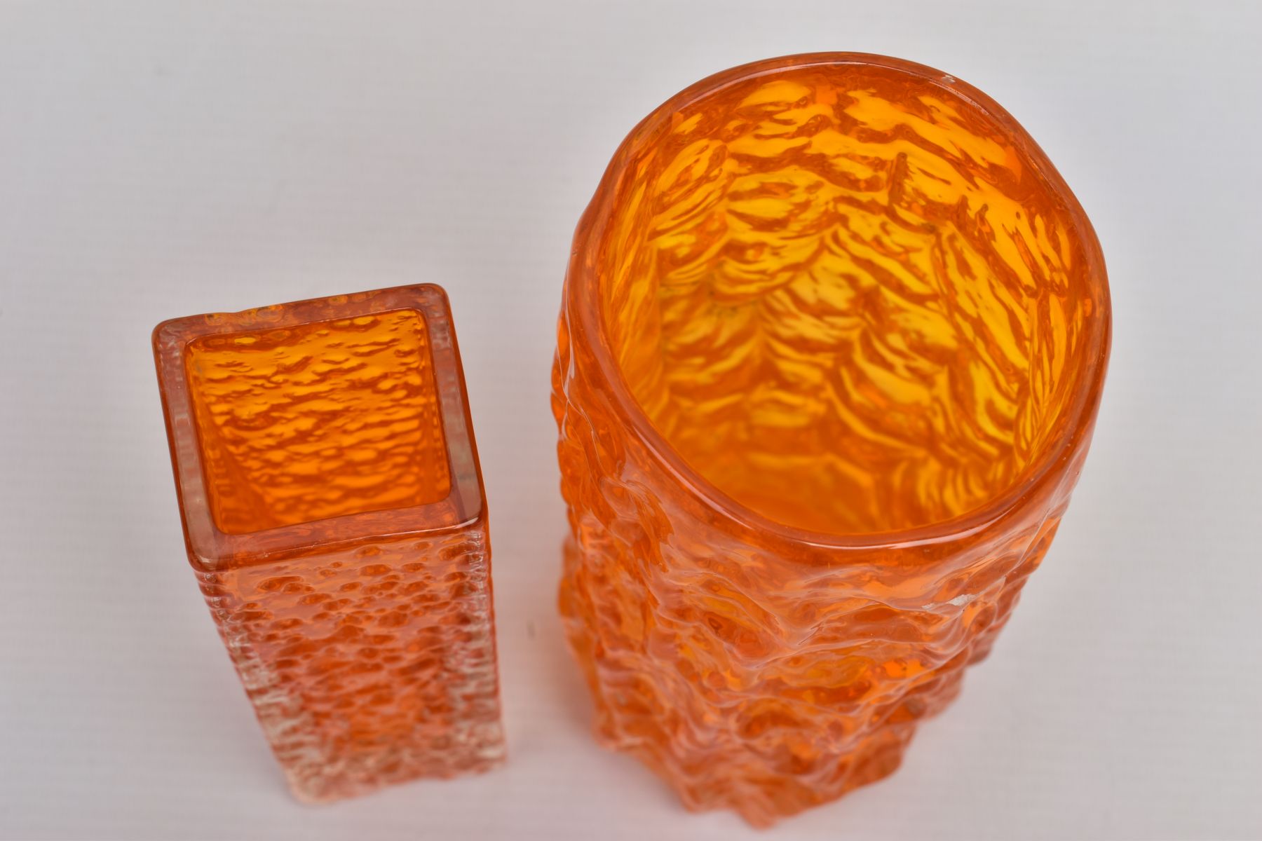 WHITEFRIARS TANGERINE GLASS DESIGNED BY GEOFREY BAXTER, comprising a textured bark vase, pattern - Bild 4 aus 5