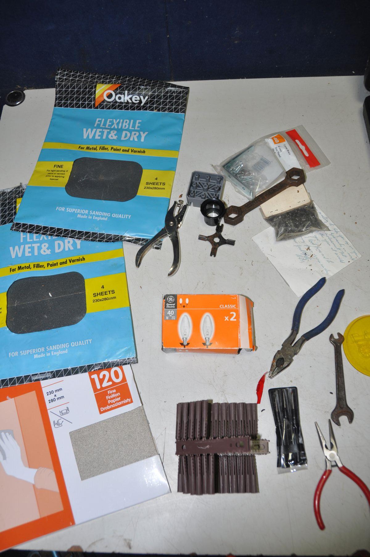 A SELECTION OF TOOLS AND SPARES to include a multipurpose electric sharpener, a VonHaus rotary - Bild 4 aus 4