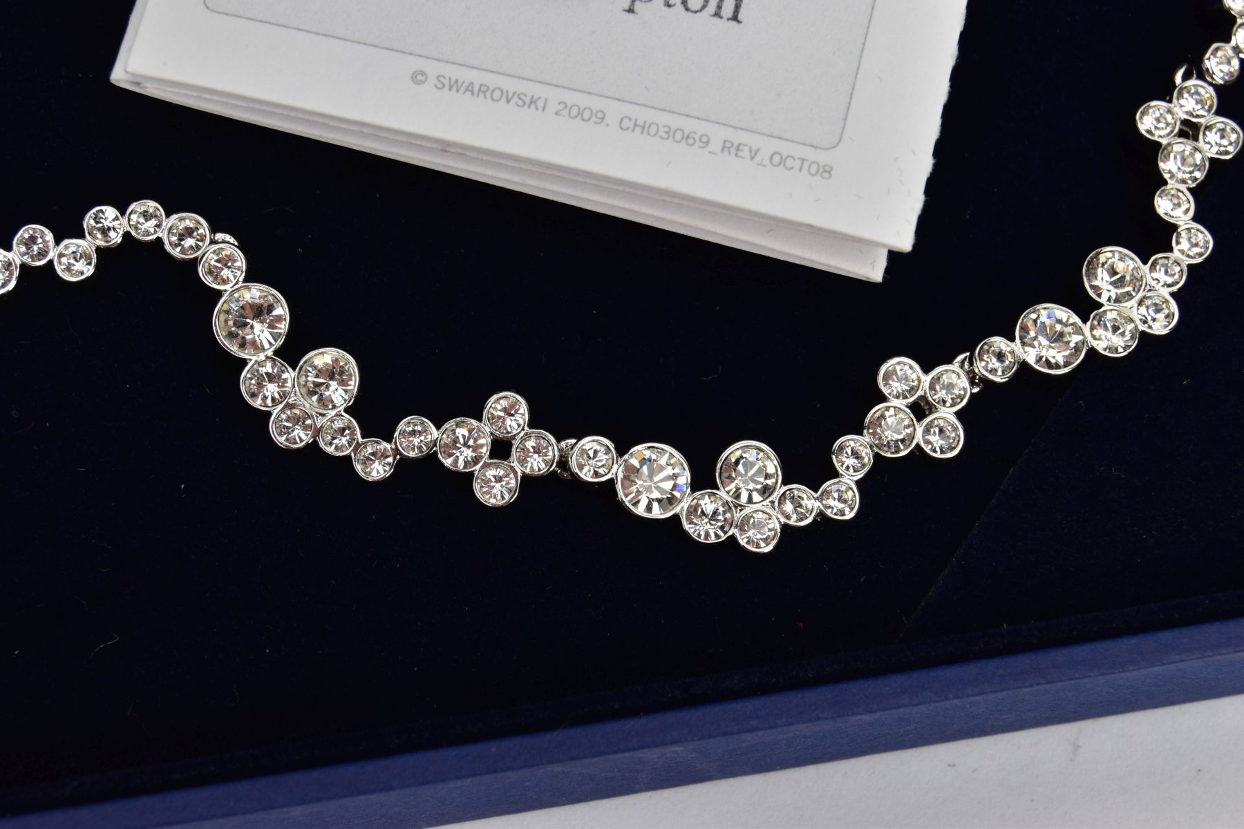 A BOXED SWAROWSKI CRYSTAL NECKLACE, wavy detailed necklace with bezel set colourless crystals, - Bild 2 aus 5