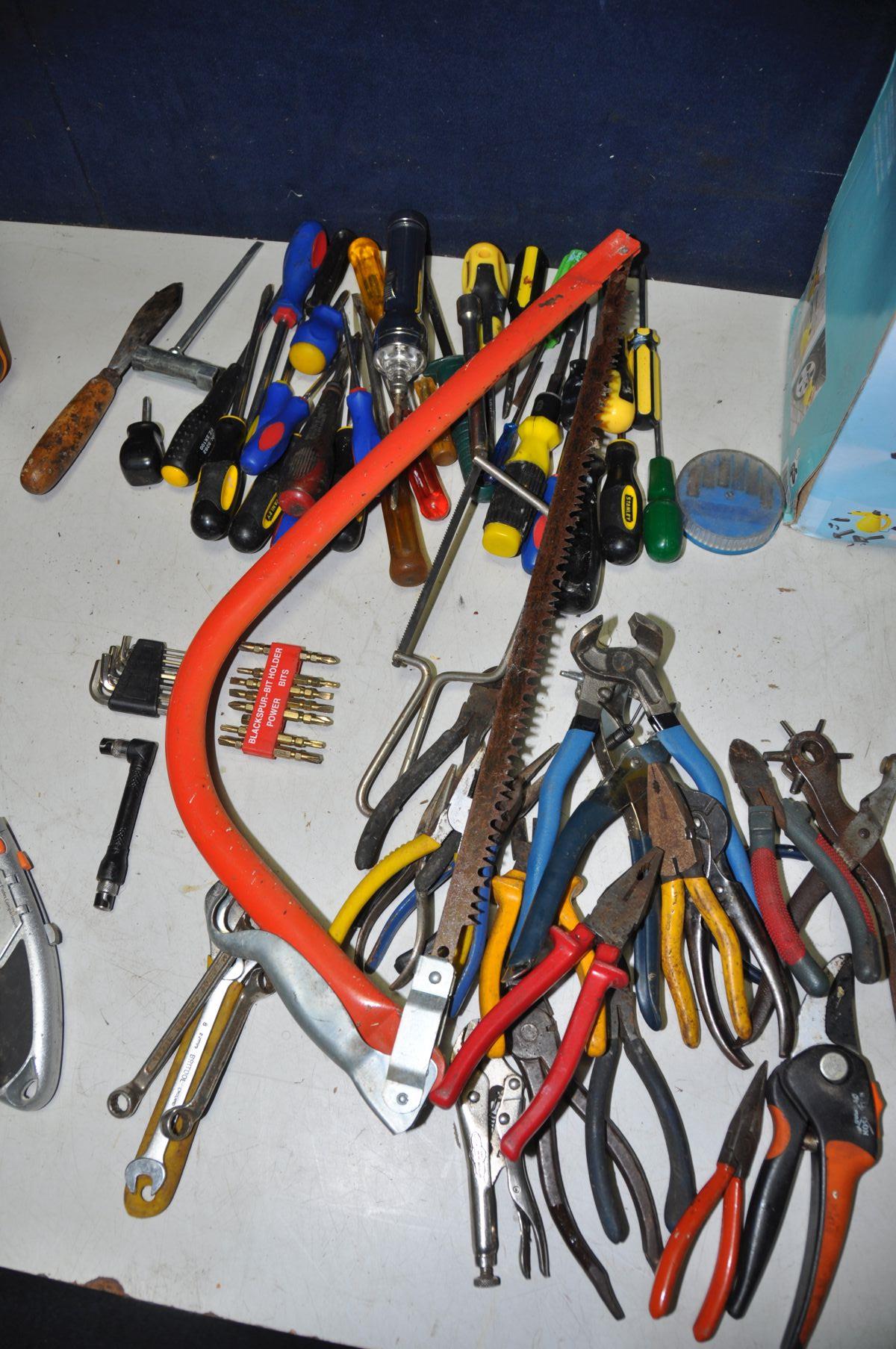 A COLLECTION OF TOOLS AND ELECTRICALS to include pliers, snips, tape measures, scissors, - Bild 3 aus 4