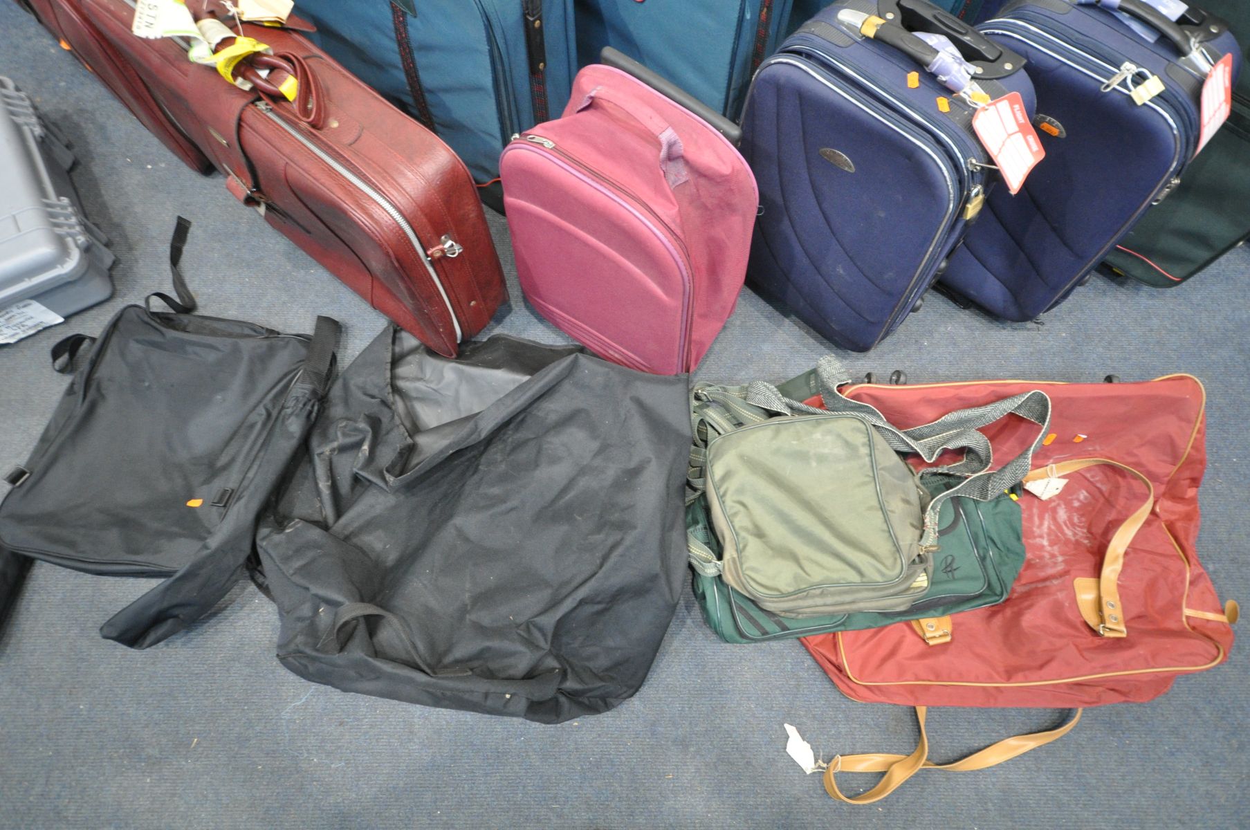 A LARGE SELECTION OF SUITCASES, of various ages and sizes (10+) - Bild 4 aus 4