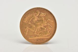 A LATE 19TH CENTURY GOLD HALF SOVEREIGN COIN, depicting Queen Victoria with veil, dated 1900,