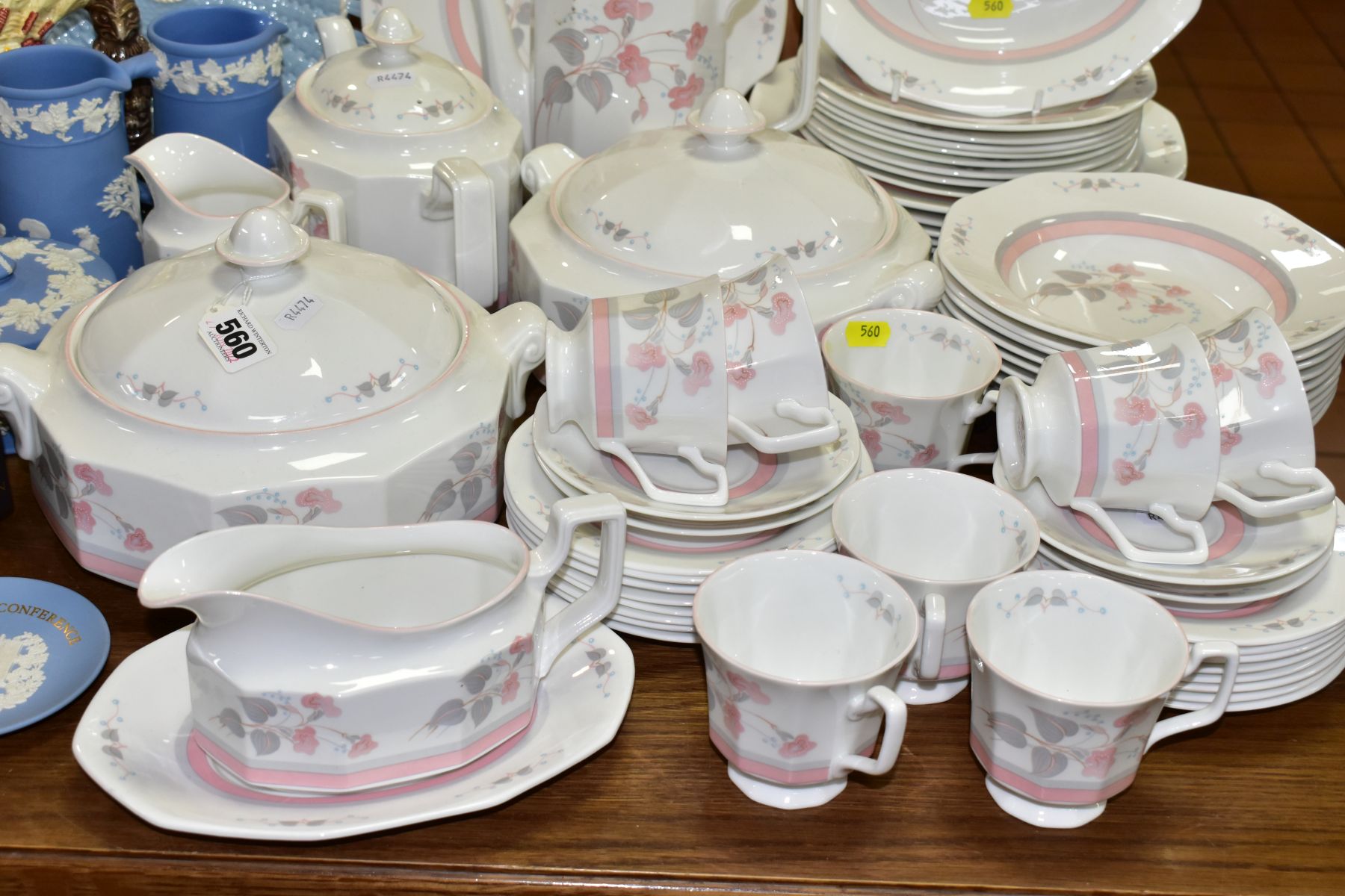 A QUEEN'S FINE BONE CHINA SIXTY TWO PIECE 'FRANCINE' DINNER SERVICE AND OTHER CERAMICS, to include a - Bild 3 aus 5