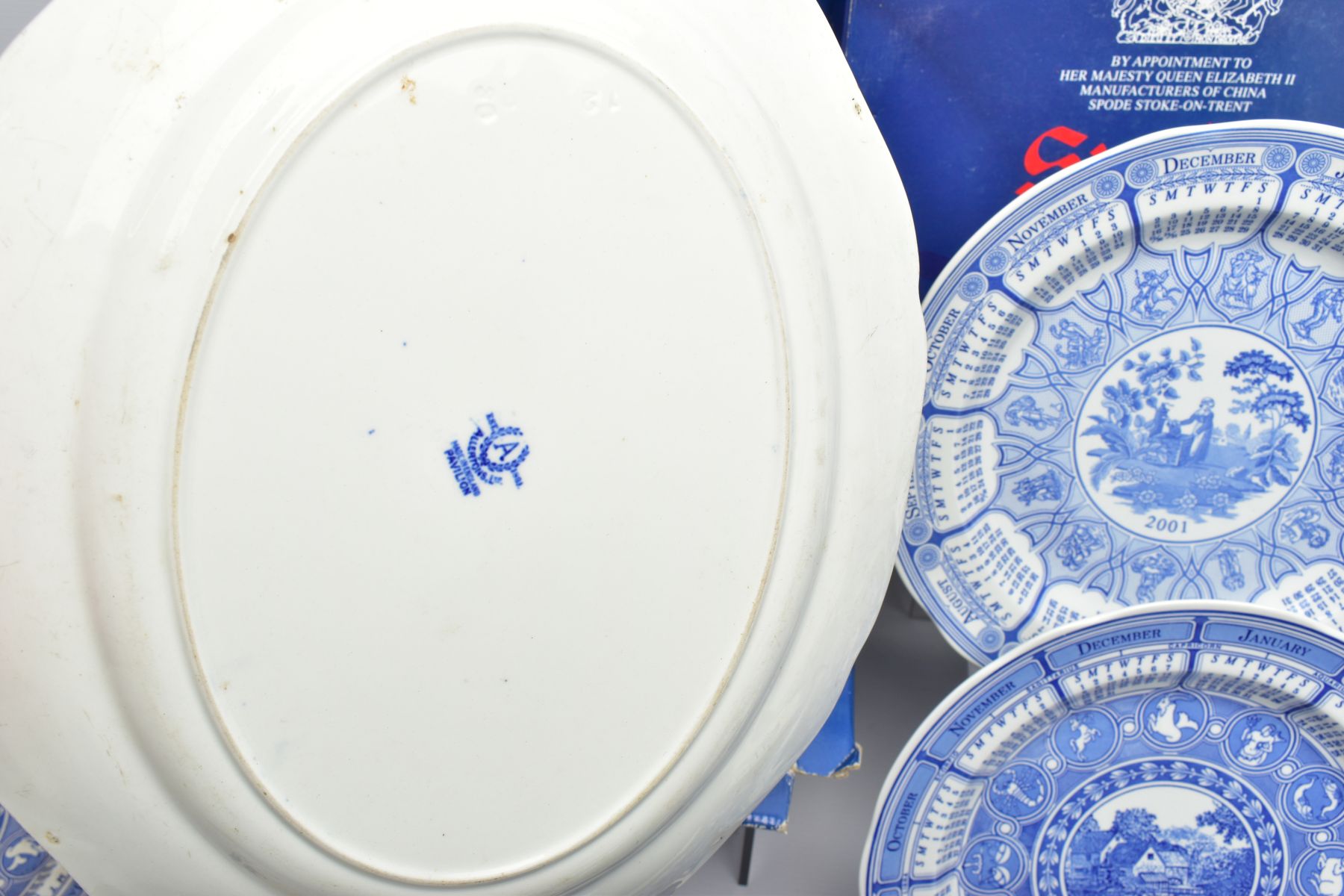 A SMALL COLLECTION OF BLUE AND WHITE WARES ETC, to include six Spode calendar plates for the years - Bild 16 aus 17