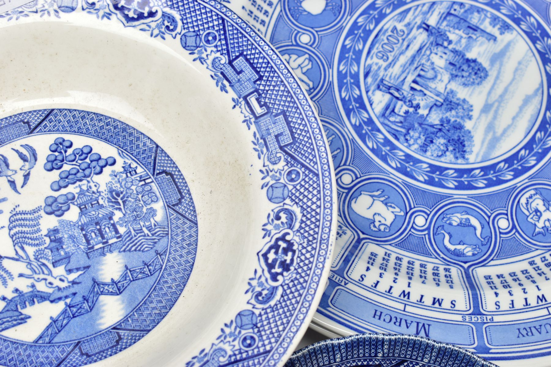 A SMALL COLLECTION OF BLUE AND WHITE WARES ETC, to include six Spode calendar plates for the years - Bild 12 aus 17