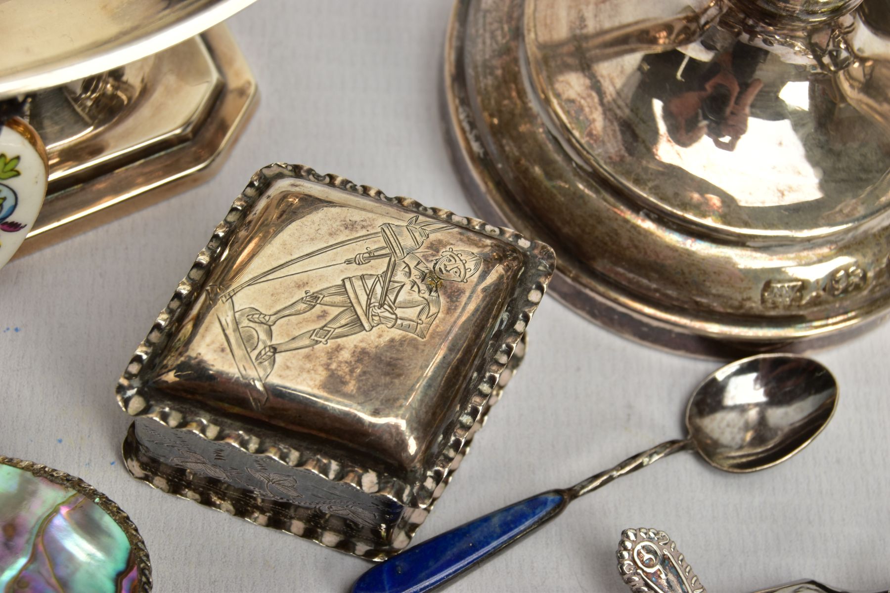 A BOX OF ASSORTED SILVER AND WHITE METAL ITEMS, to include a set of silver salts, hallmarked 'Thomas - Bild 8 aus 9