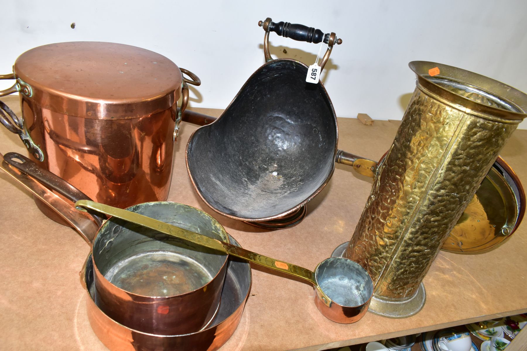 A SMALL GROUP OF LARGE BRASS AND COPPER ITEMS, seven pieces, comprising two copper saucepans one - Bild 3 aus 3