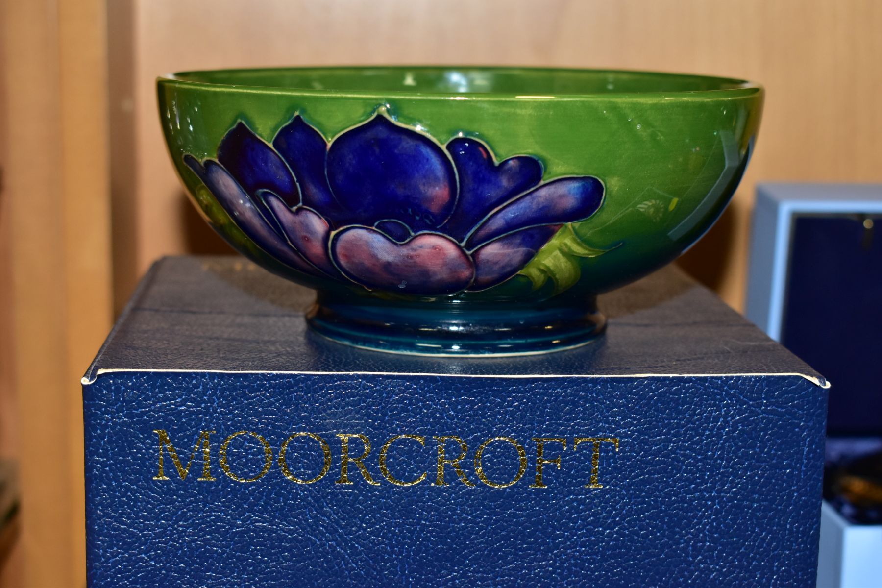 A BOXED MOORCROFT ANENOME BOWL, with tubelined pink and purple anemones on a green/blue ground, - Bild 2 aus 4