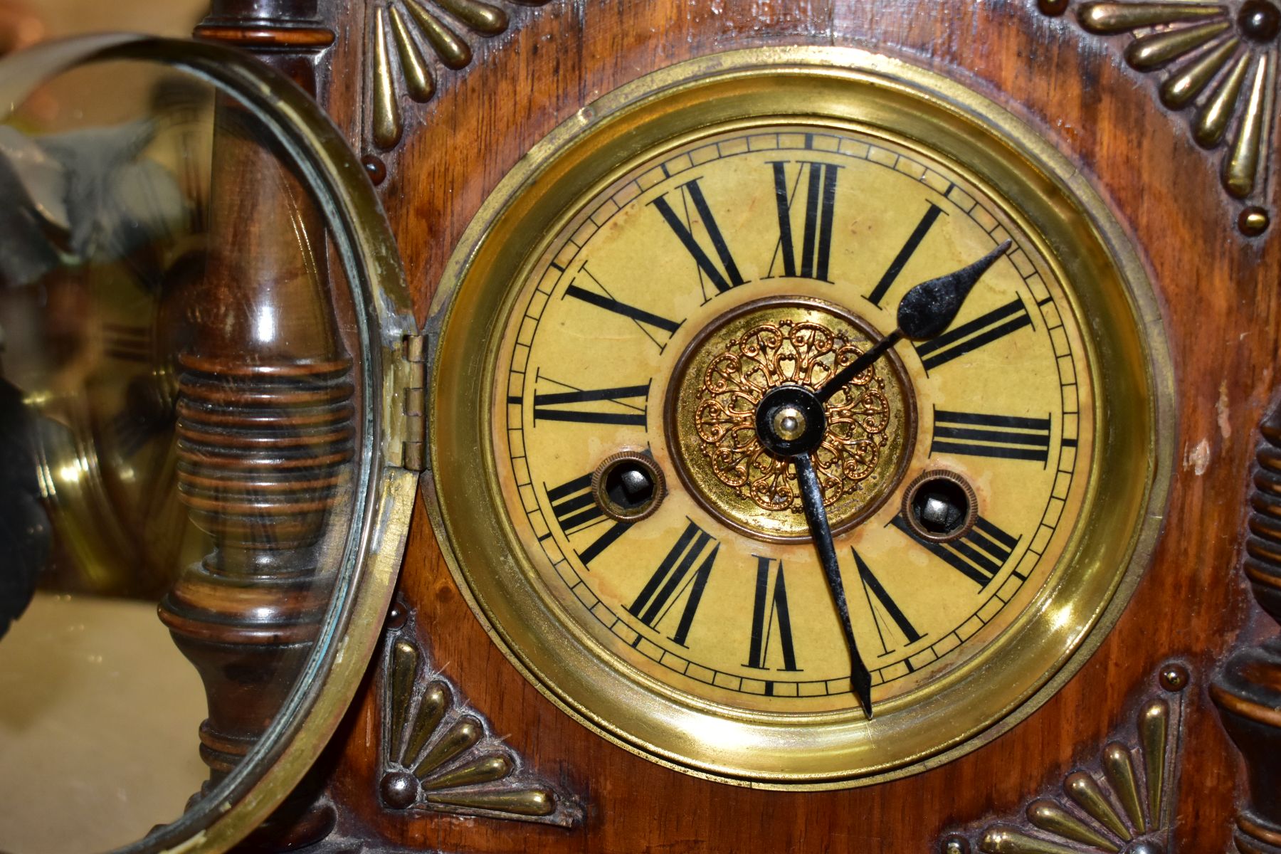 A LATE 19TH CENTURY WALNUT AND STAINED MANTEL CLOCK, foliate carved pediment, printed dial with - Bild 6 aus 6