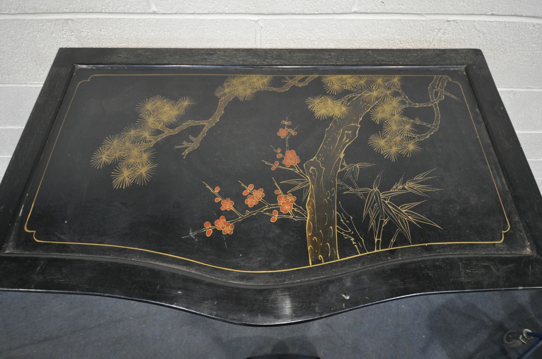 A 20TH CENTURY EBONISED JAPANNED TWO DOOR CUPBOARD, with chinoiserie decoration, the base with an - Bild 3 aus 7