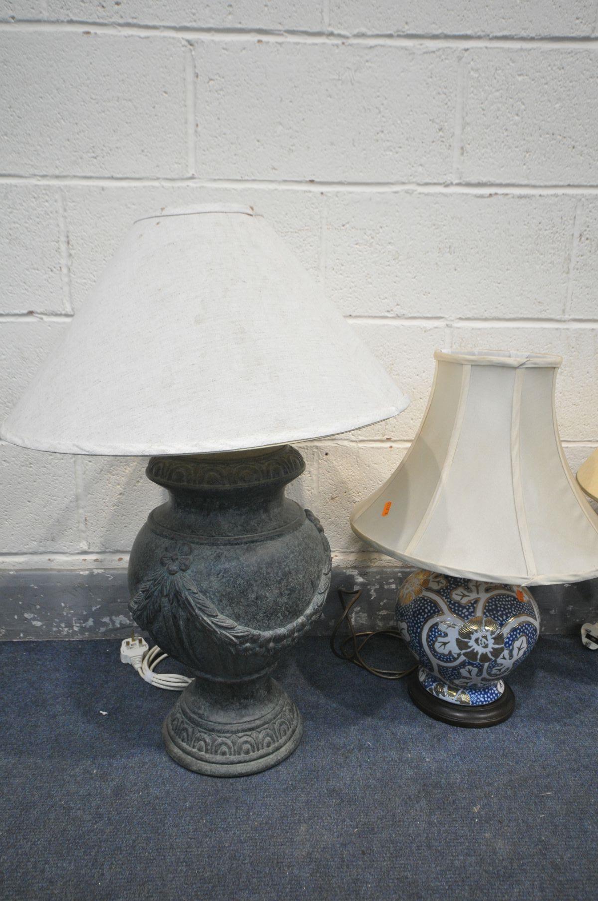 SEVEN VARIOUS MODERN TABLE LAMPS, of various styles, sizes and materials, including a Laura Ashley - Bild 4 aus 4