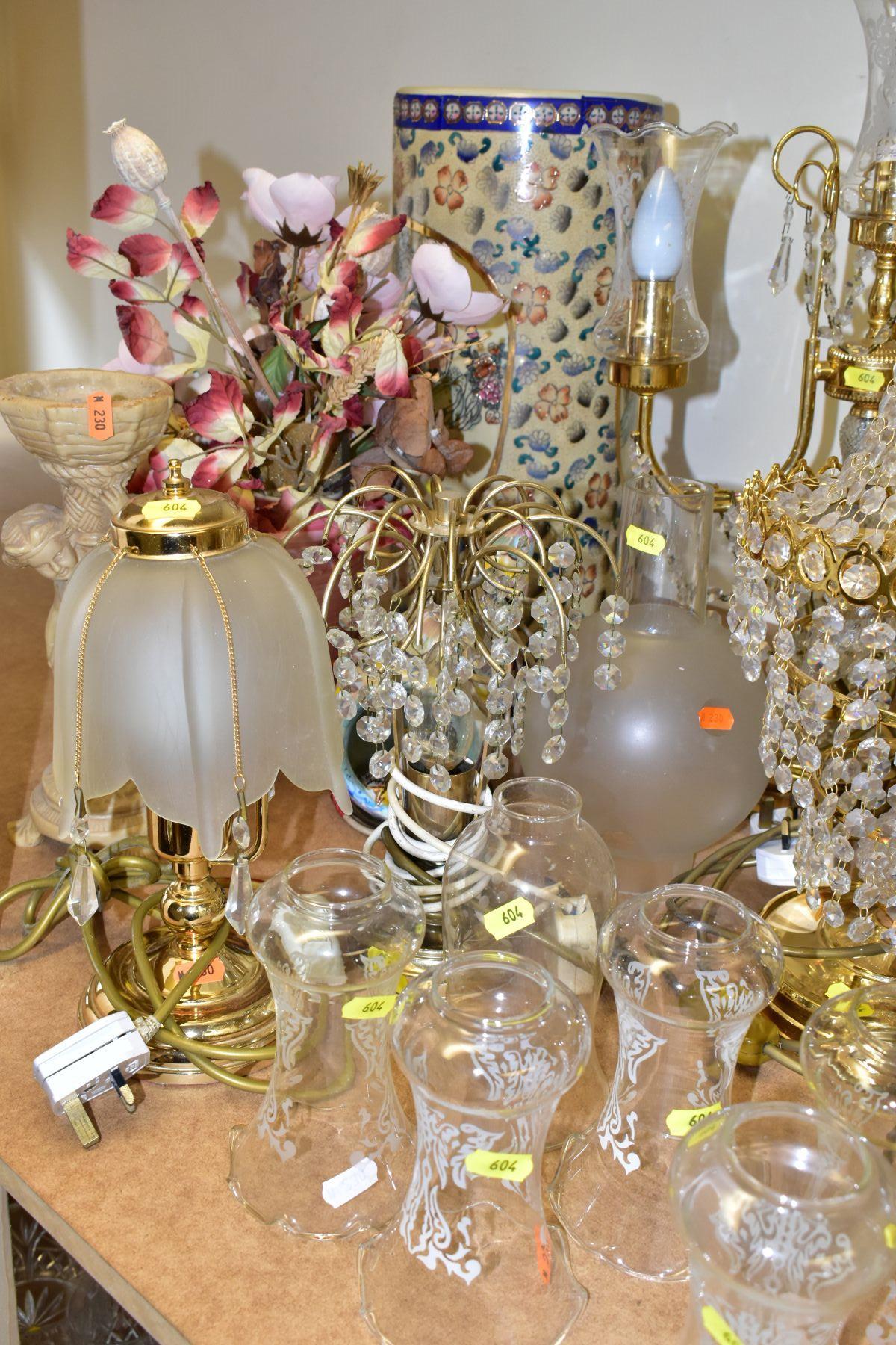 A COLLECTION OF THIRTEEN LAMPS AND THREE FLOORSTANDING VASES including four matching ornate glass - Bild 5 aus 5