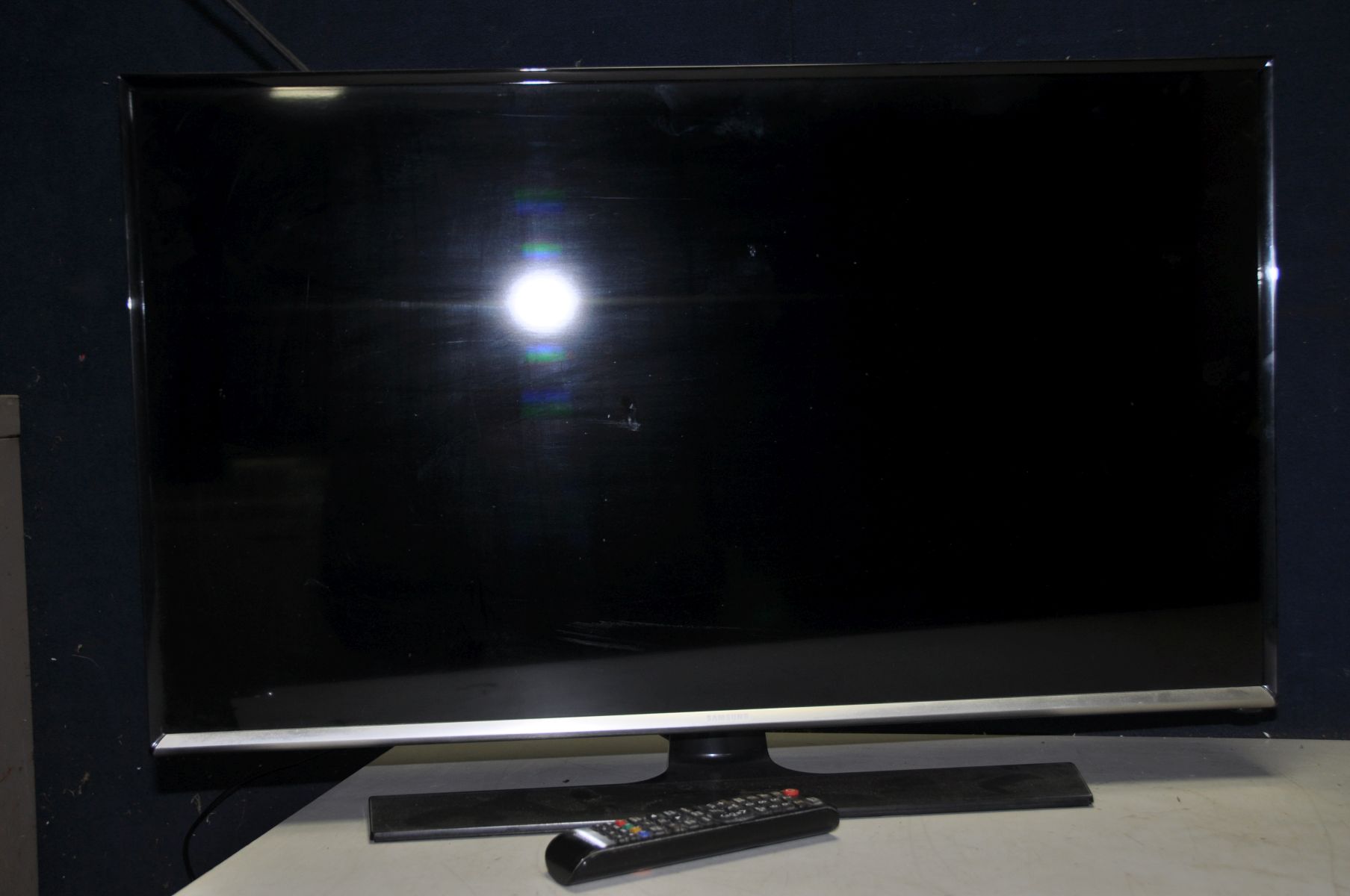 A SAMSUNG T32E310EX 32in TV with remote (PAT pass and working) - Image 2 of 2