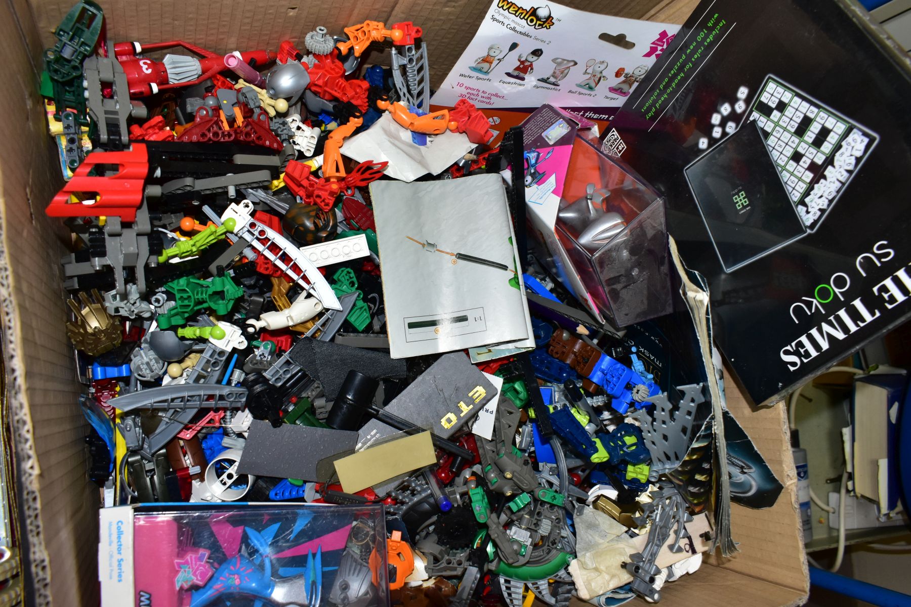 A LARGE BOX OF LOOSE LEGO BIONICLE, 2012 OLYMPICS COLLECTABLE TOYS AND LOOSE MECCANO PIECES, some - Bild 4 aus 5