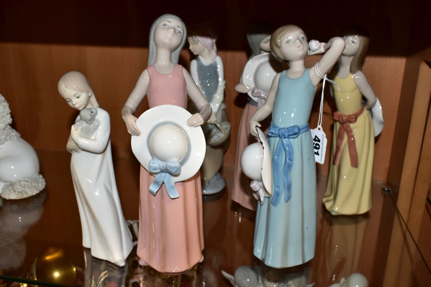 FOUR LLADRO FIGURES OF GIRLS WITH HATS AND TWO OTHER SPANISH PORCELAIN FIGURES, comprising Naughty - Bild 3 aus 5