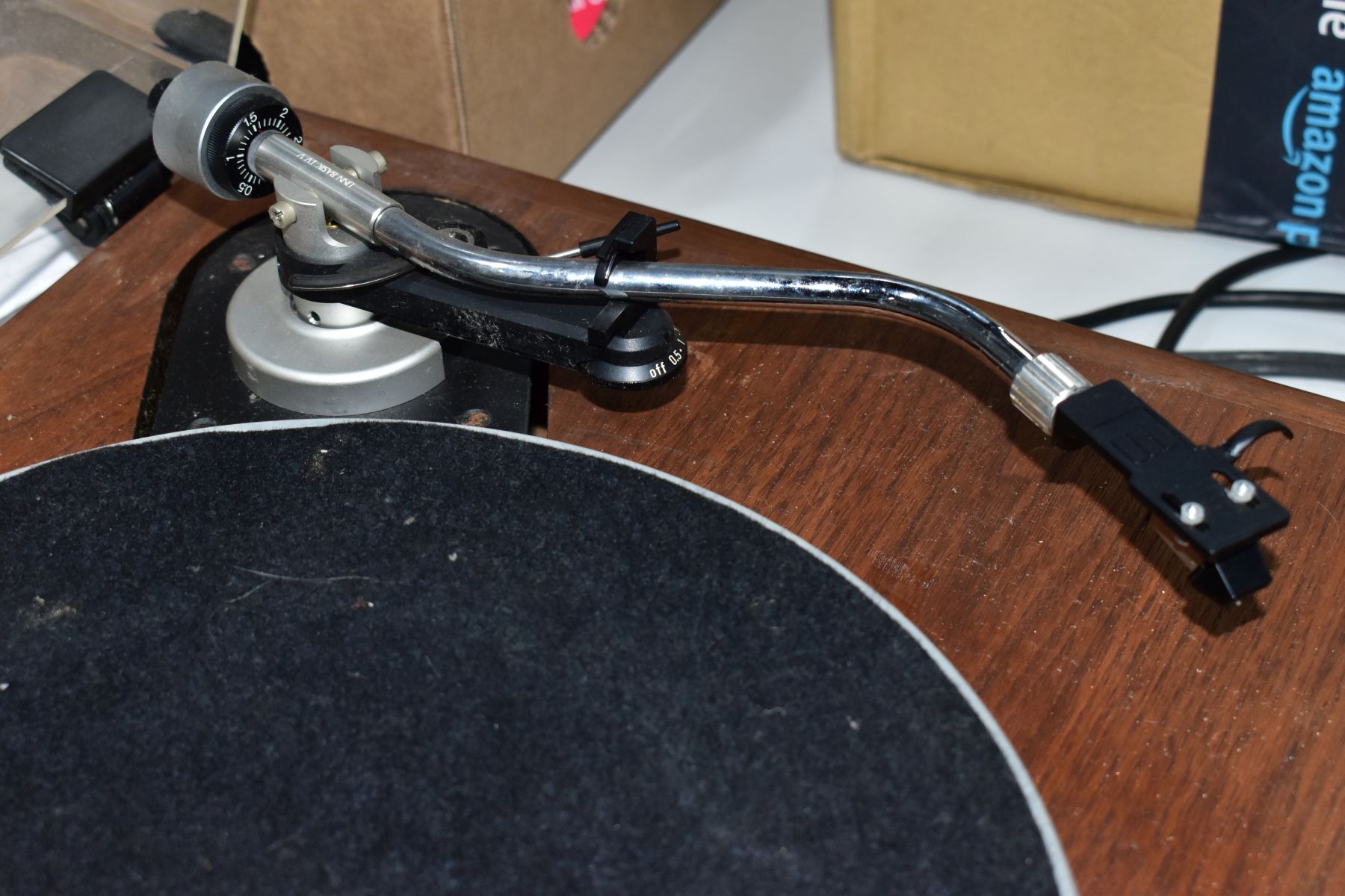 A TELEDYNE ACOUSTIC RESEARCH THE AR TURNTABLE with walnut plinth, two cartridge heads one with an - Bild 4 aus 8