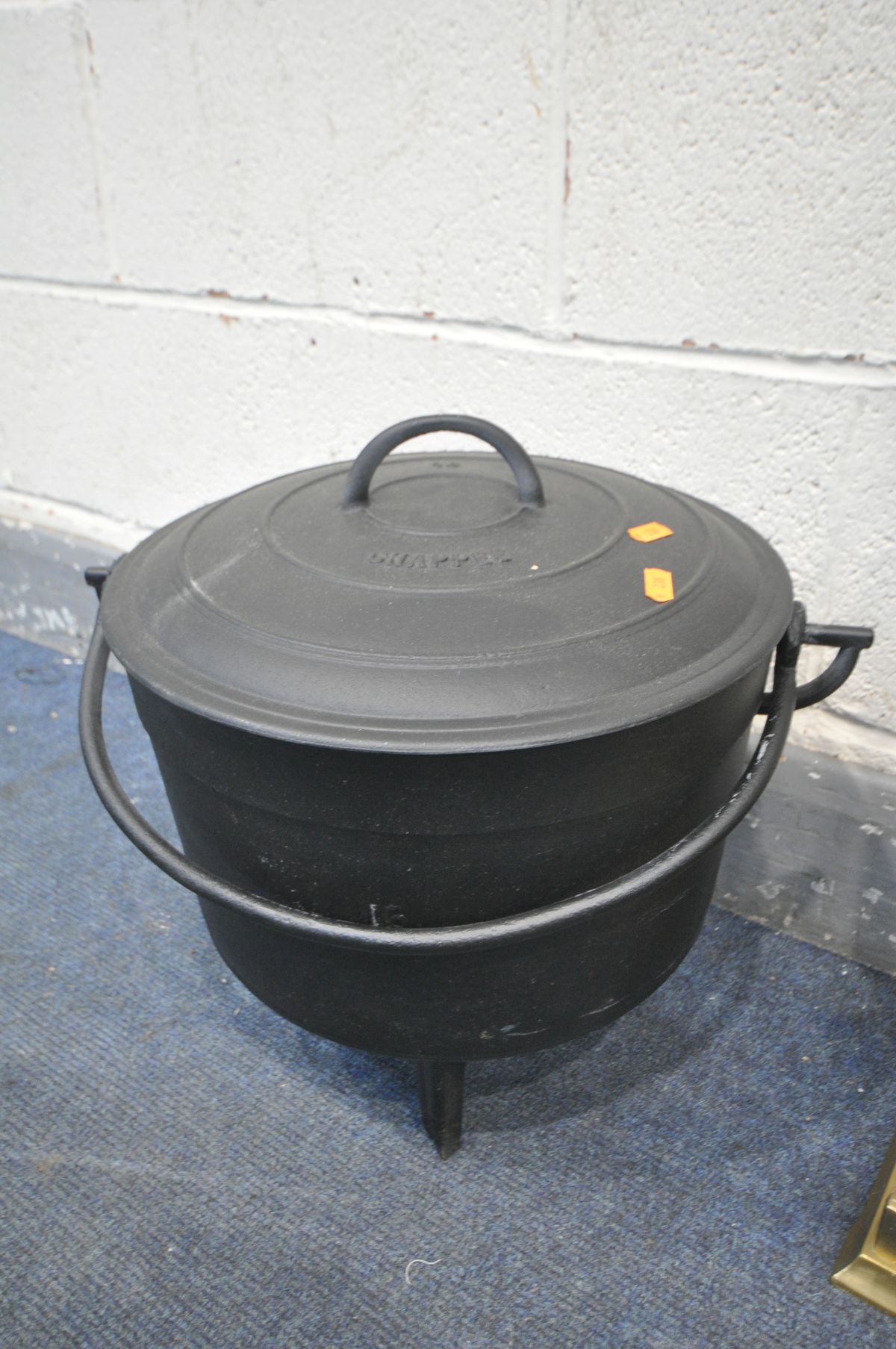 A BRASS FOUR PIECE COMPANION SET, with stand, along with a chappee cast iron cauldron, a brass jam - Bild 3 aus 4