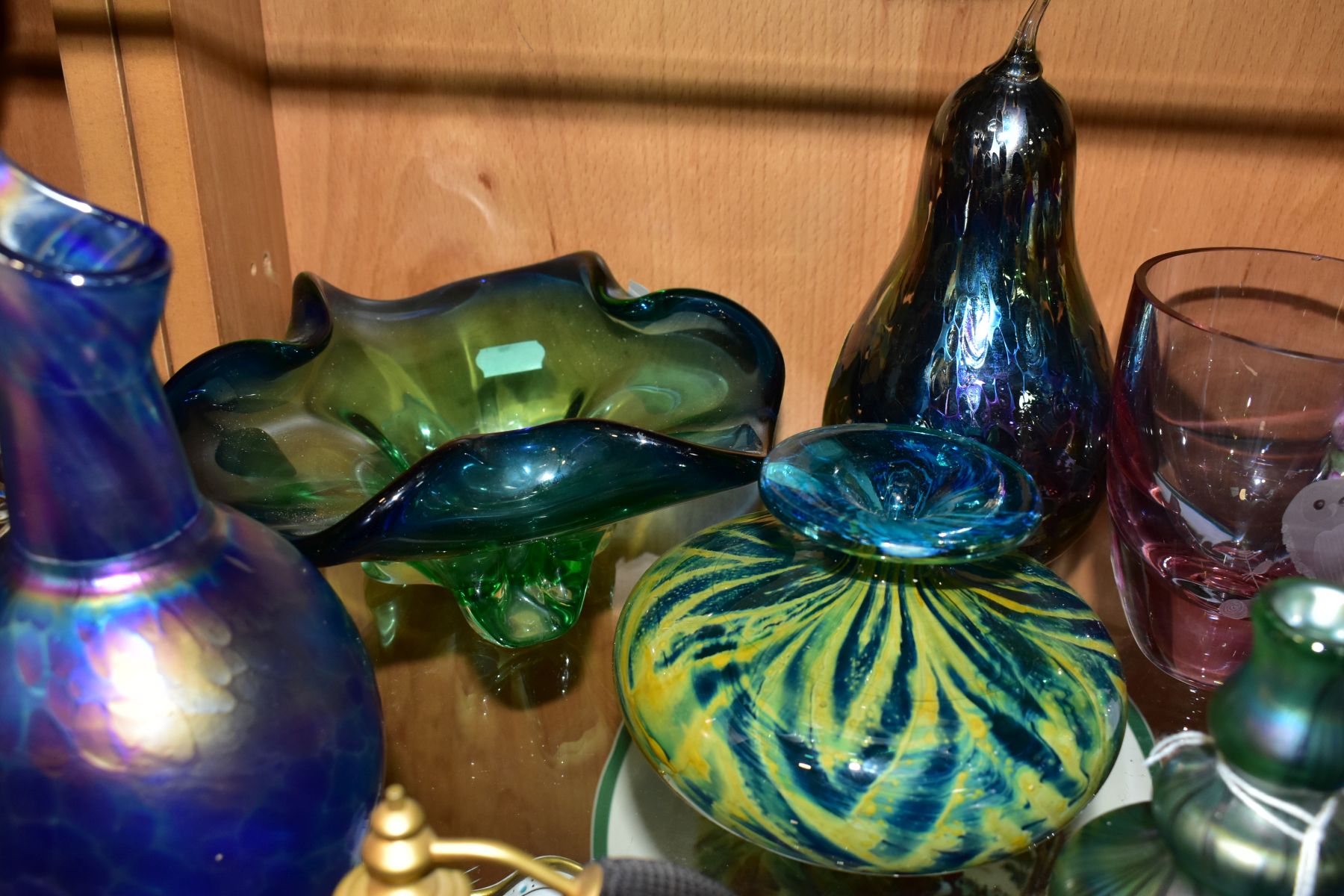 A GROUP OF COLOURED GLASSWARES, to include an iridescent green bud vase with bulbous neck, in - Bild 7 aus 7
