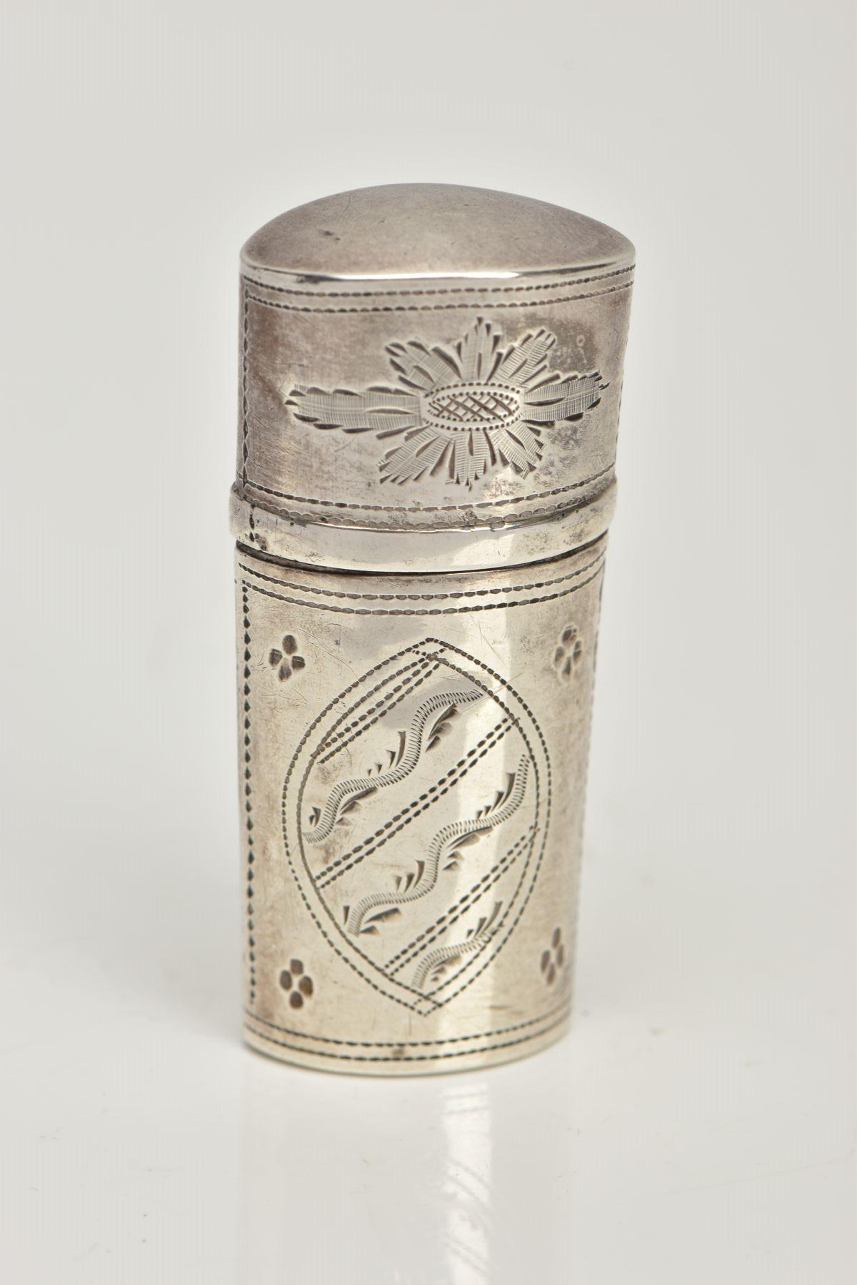 A WHITE METAL NEEDLE/PIN CASE, slightly tapered case engraved with a floral and foliate design, - Bild 2 aus 5