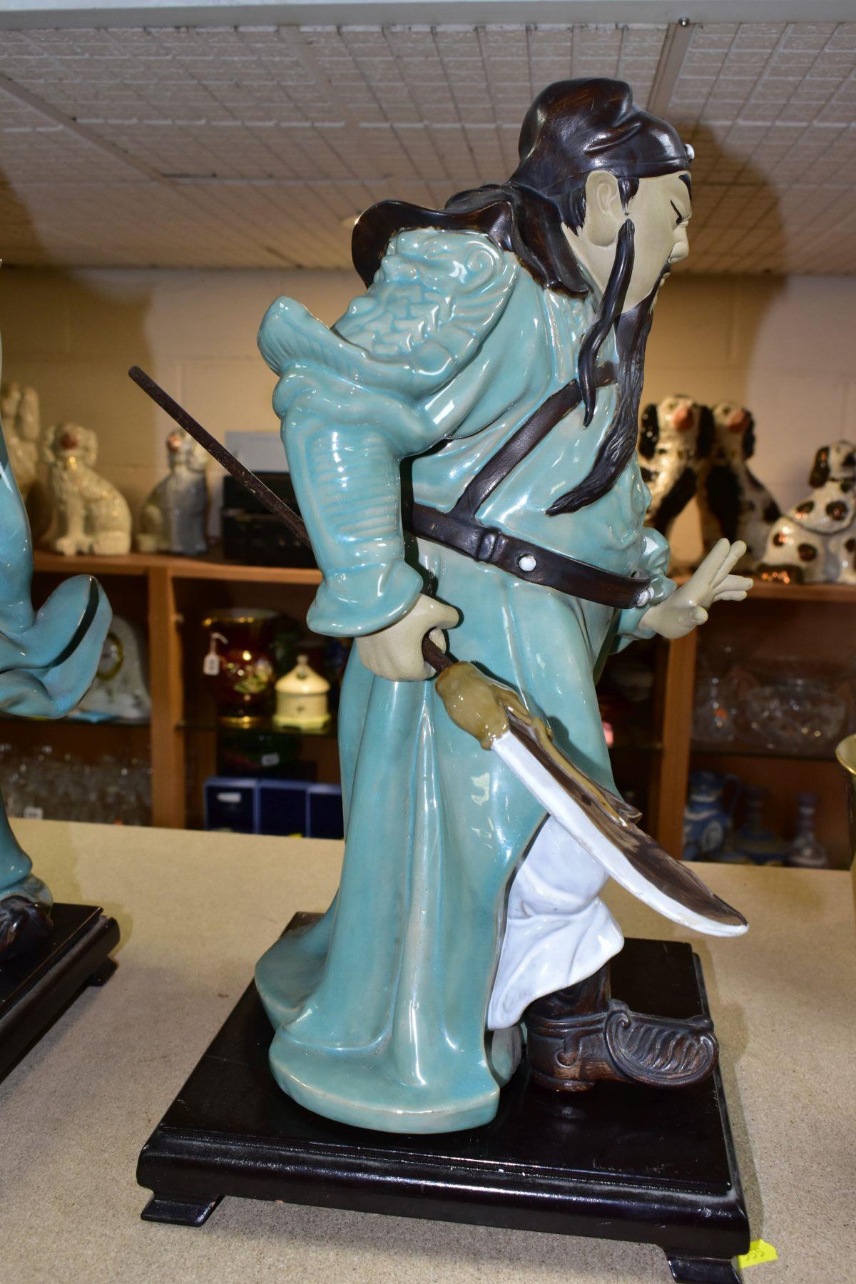 A PAIR OF MODERN JAPANESE POTTERY FIGURES OF SAMURAI WARRIORS, posed holding bladed staff which is - Bild 5 aus 10