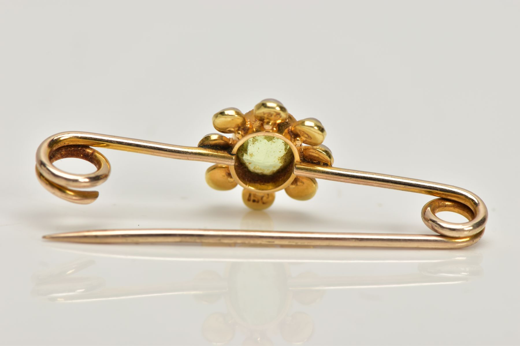 A YELLOW METAL PERIDOT AND SPLIT PEARL BAR BROOCH, the oval collet set peridot, within a split pearl - Bild 3 aus 3