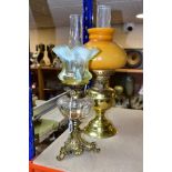 A LATE VICTORIAN GILT METAL BASED OIL LAMP, with vaseline glass shade of wavy outline, the clear