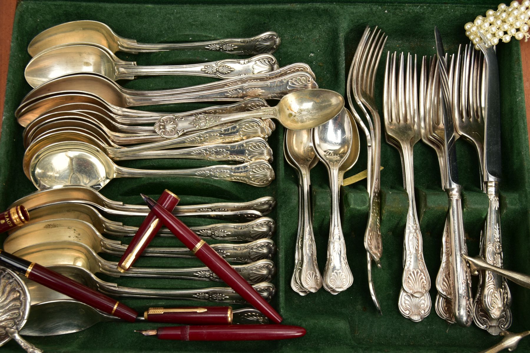 A CANTEEN OF CUTLERY AND OTHER ITEMS, to include a wooden canteen of kings pattern stainless steel - Bild 4 aus 11