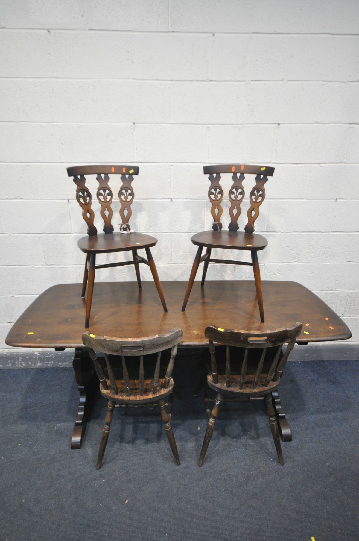 AN ERCOL OLD COLONIAL ELM DRESSER, length 123cm x depth 48cm x height 166cm x height of base 85cm, a - Bild 3 aus 4